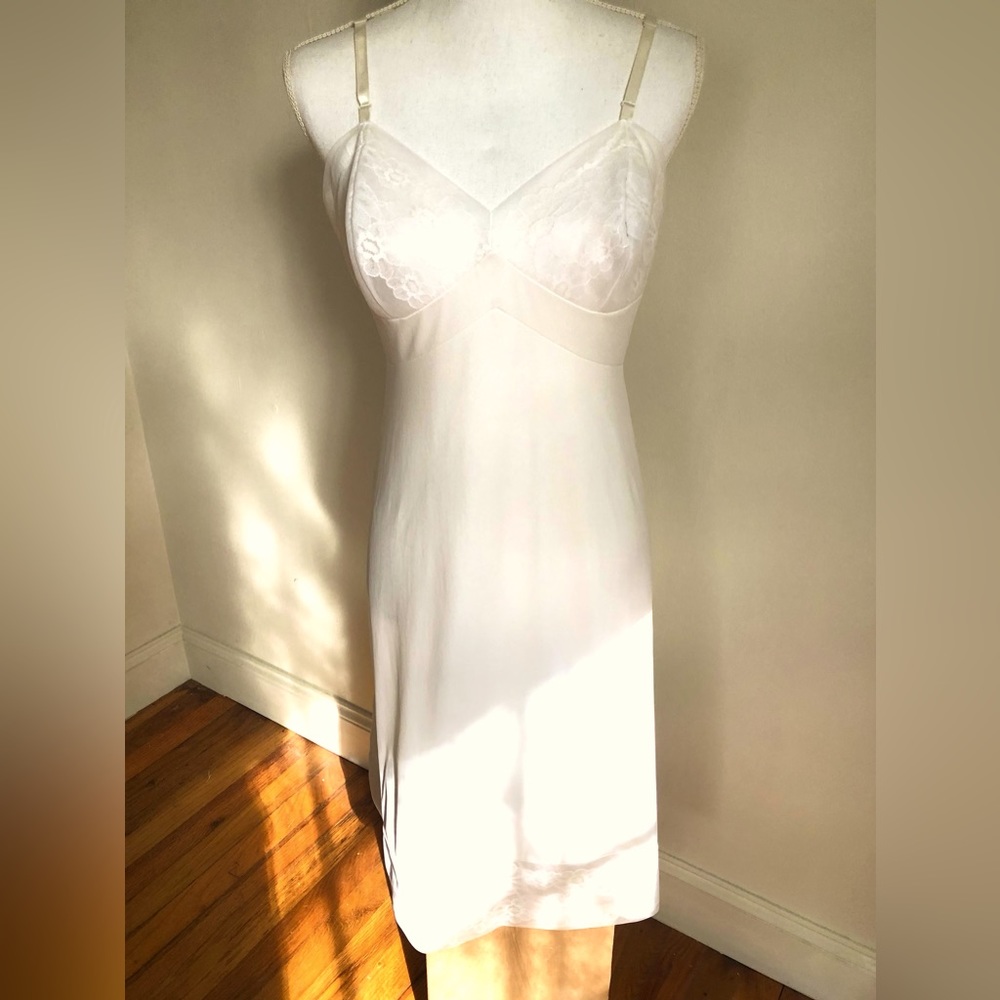 VTG LACE SLIP VANITY FAIR Granny Core size 36 C 1960’s Y2K